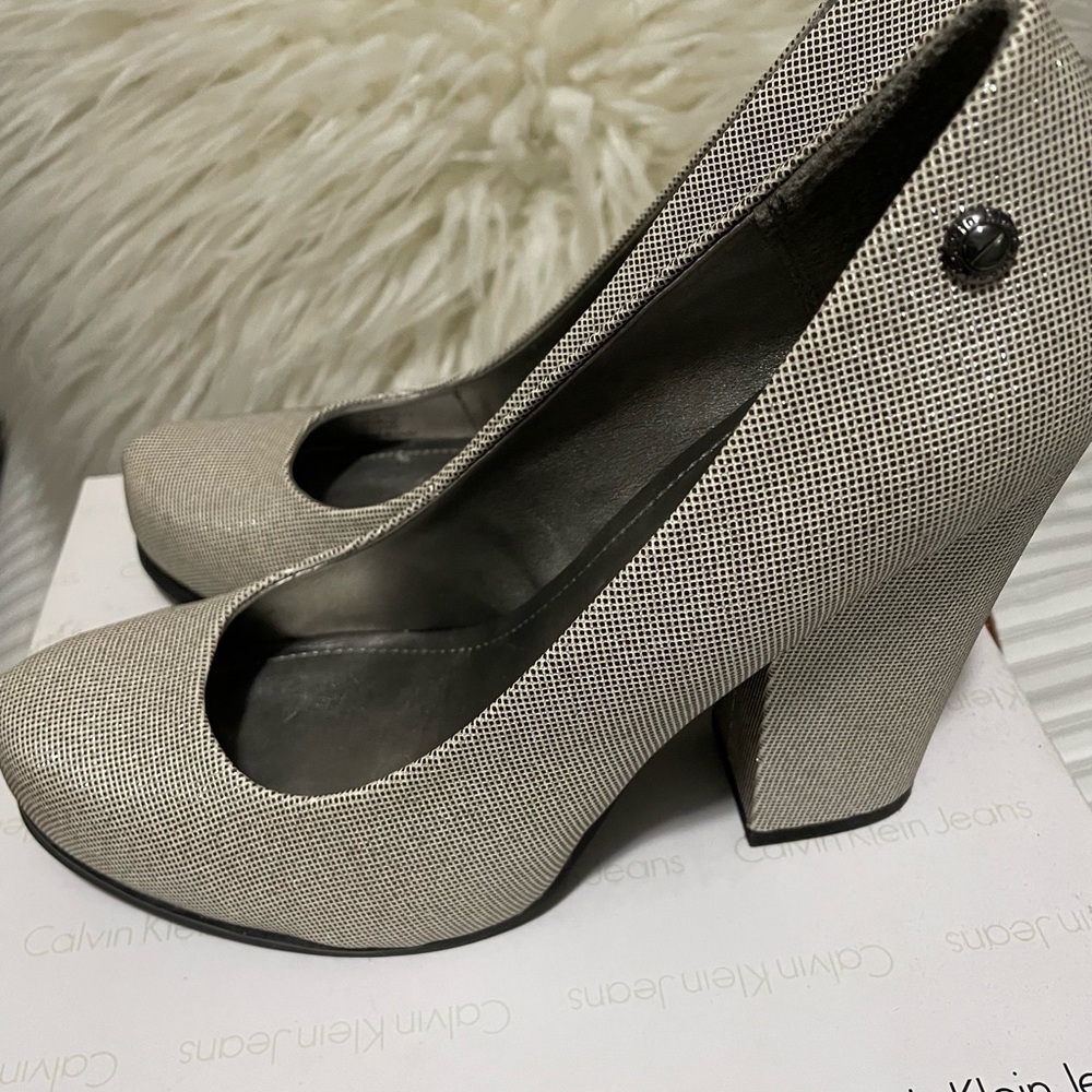 Silver - Picture 2 of 3